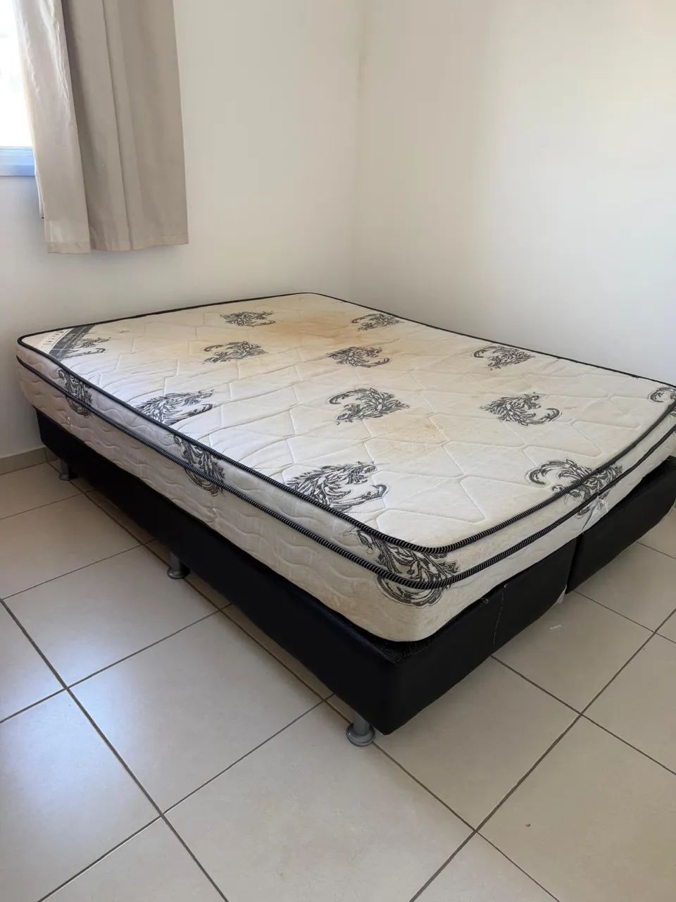 Cama box king com colchão 