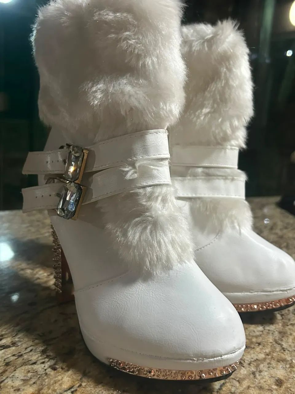 Bota branca de pelo  - Foto 2