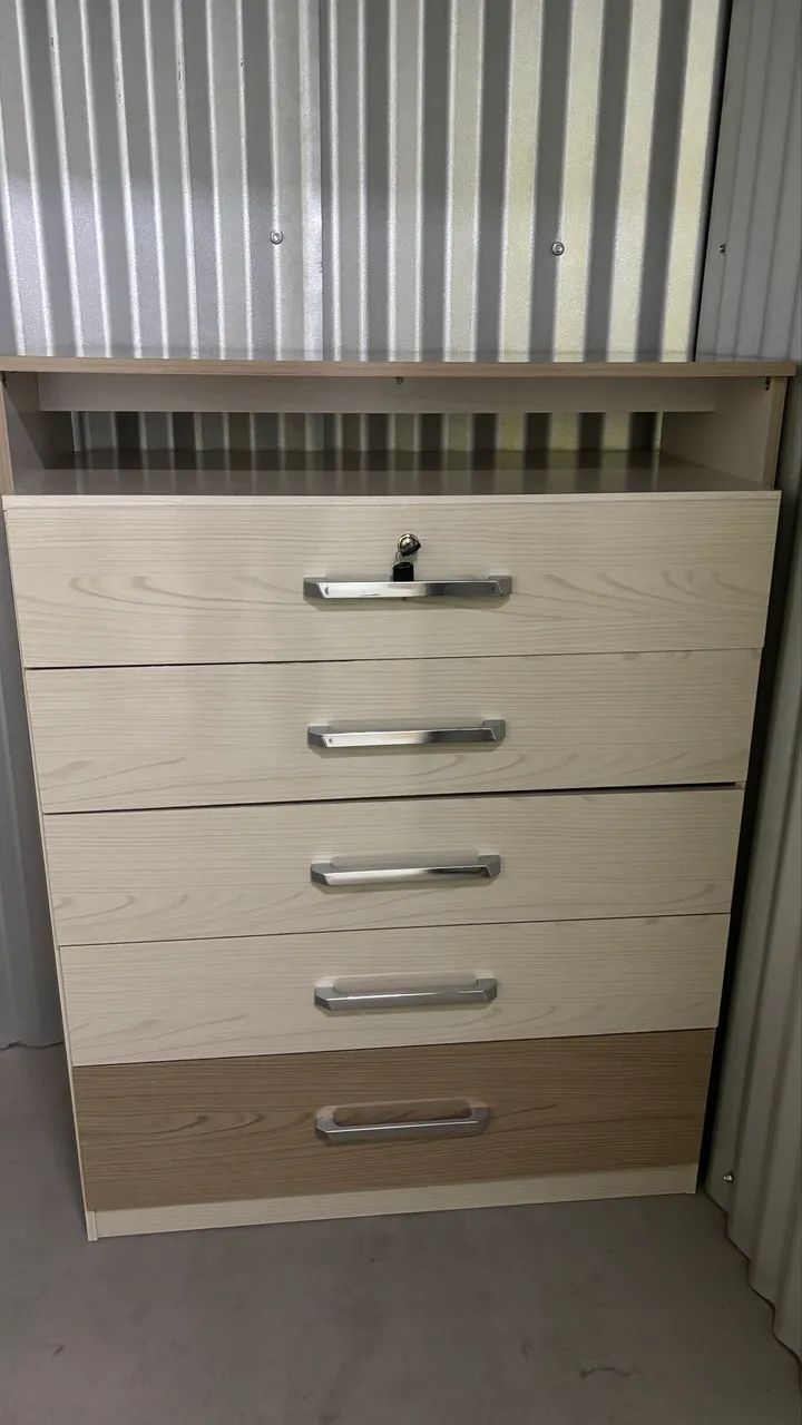 Comoda semi nova 5 gavetas 