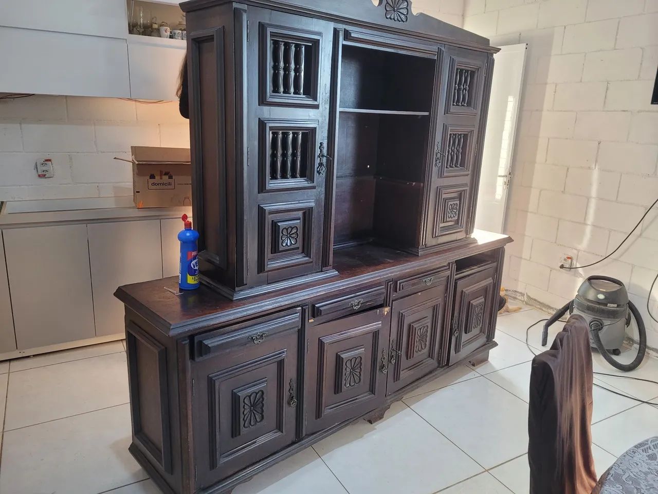 Vendo armário de cozinha antigo com mesa e cadeiras.