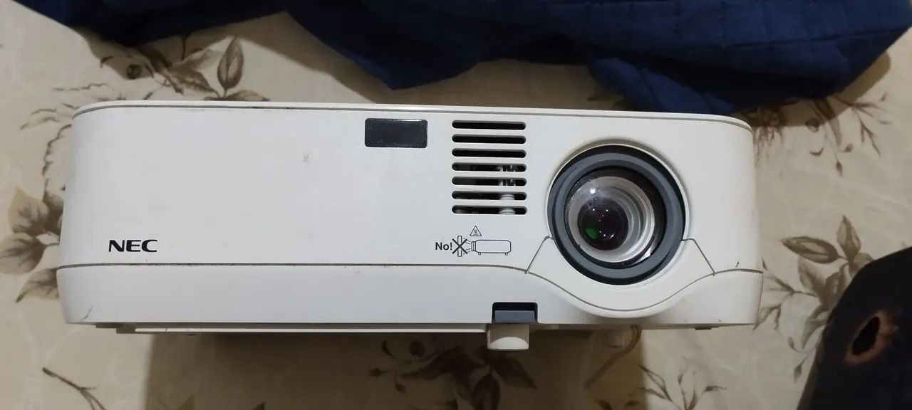 PROJETOR NEC NP610G COM AVARIA 