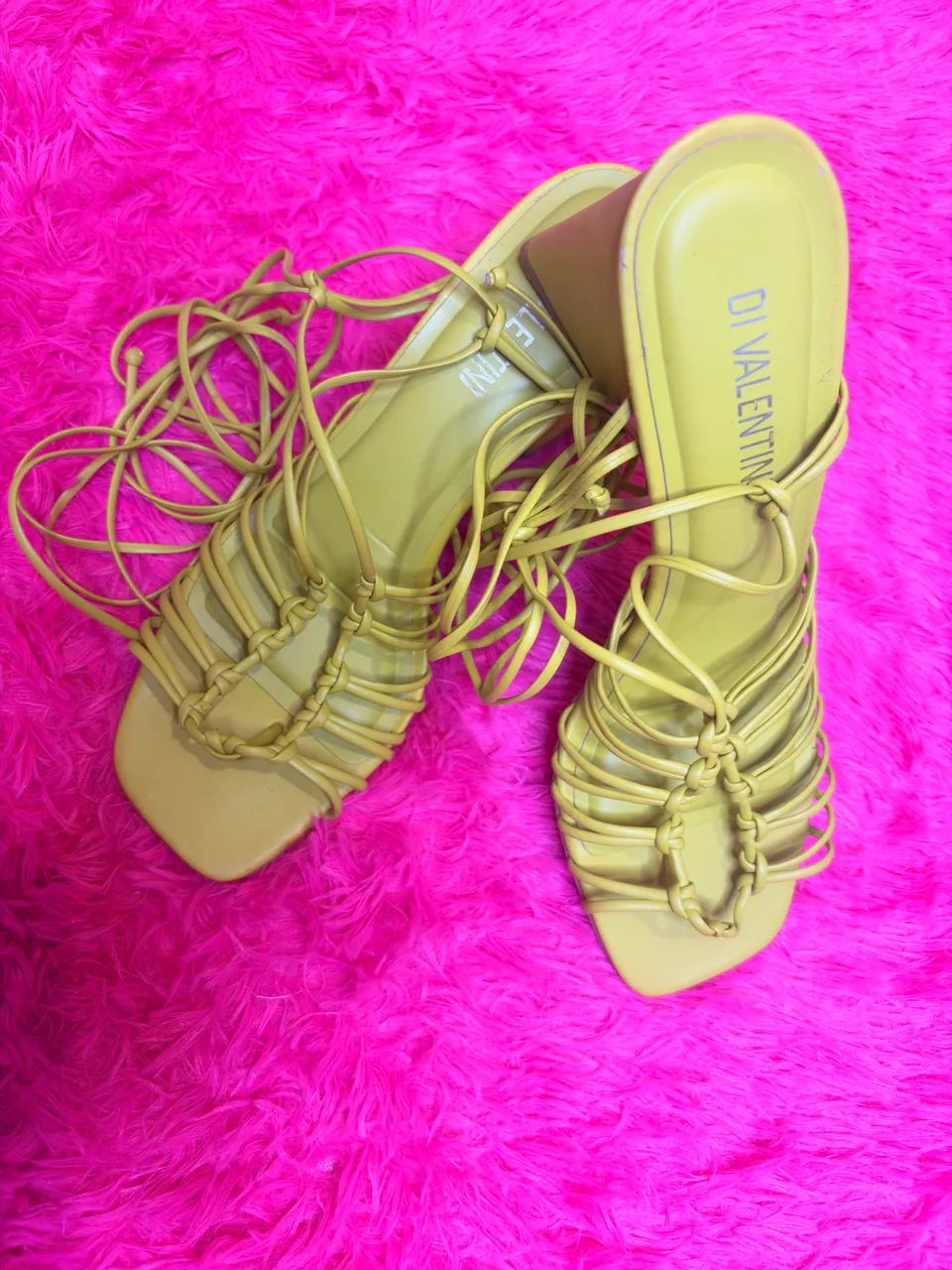 ? Sandália Valentina nova, nunca usada | Tam. 37 | R$89,90 - Foto 2