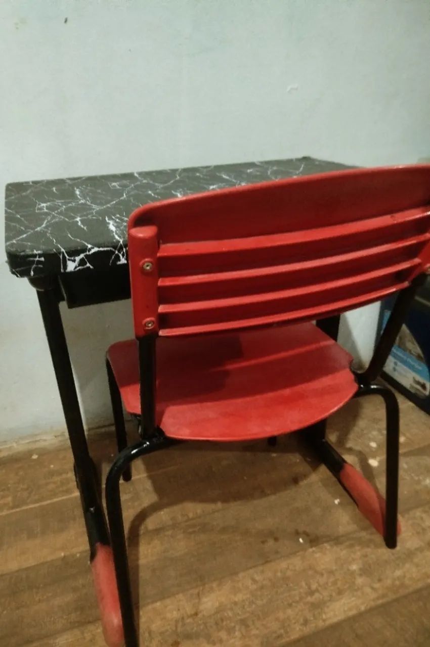 Mesa escolar com cadeira 