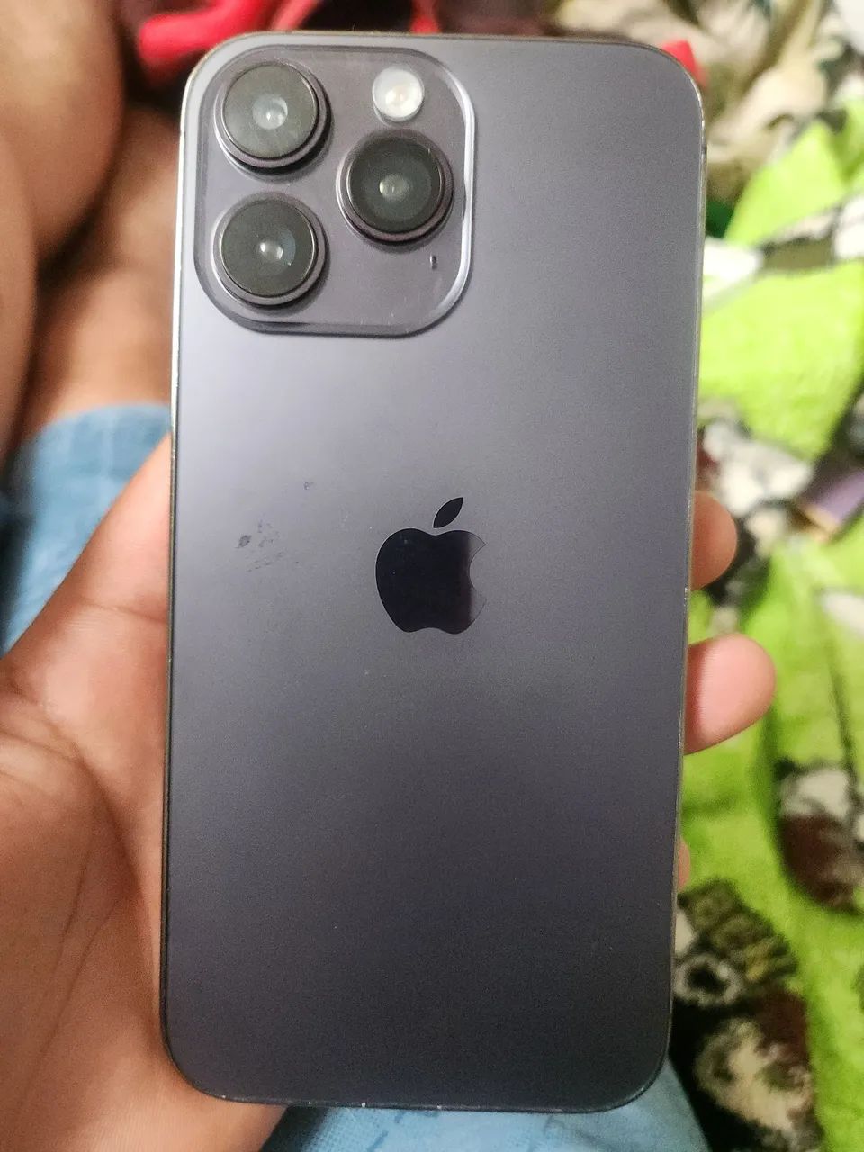 Iphone 14 pro max com detalhes