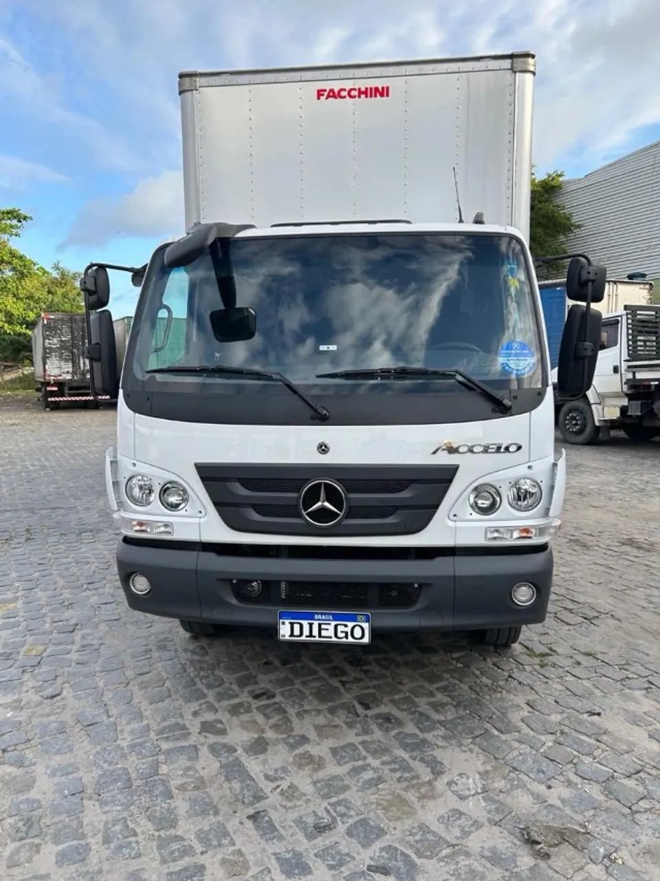M BENZ ACCELO 817 ANO 2026 COM BAÚ  - Foto 2