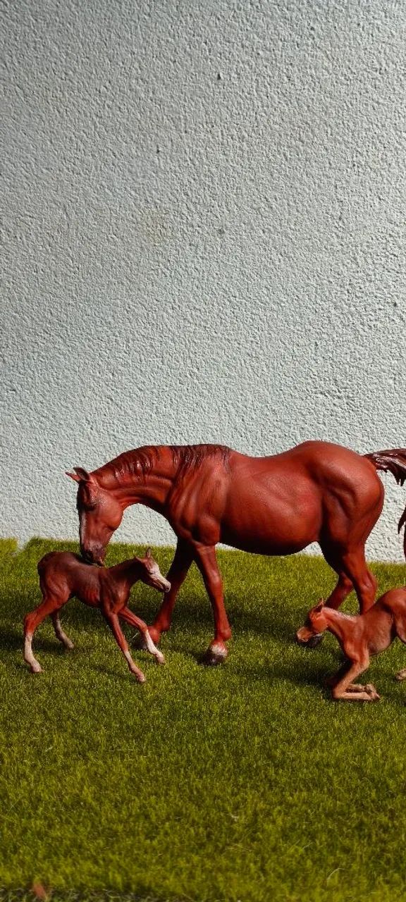 Égua e potro escultura em miniatura 