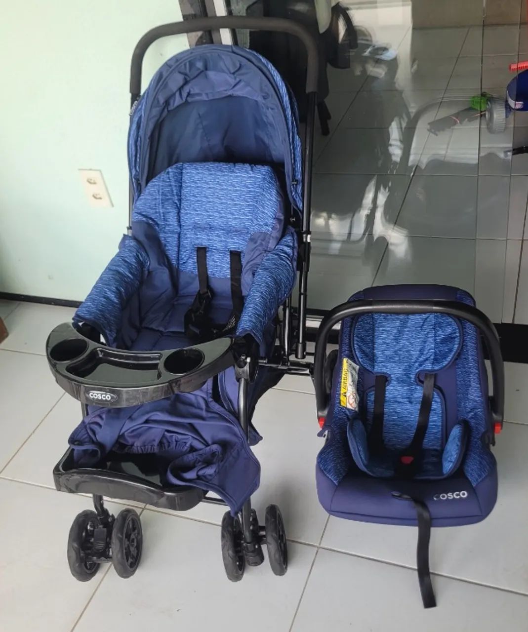 Carrinho de bebê com bebê conforto 