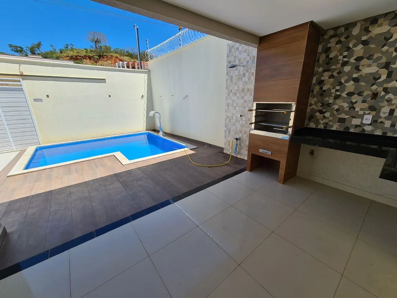 ALUGA-SE casa com piscina no Paraíso 