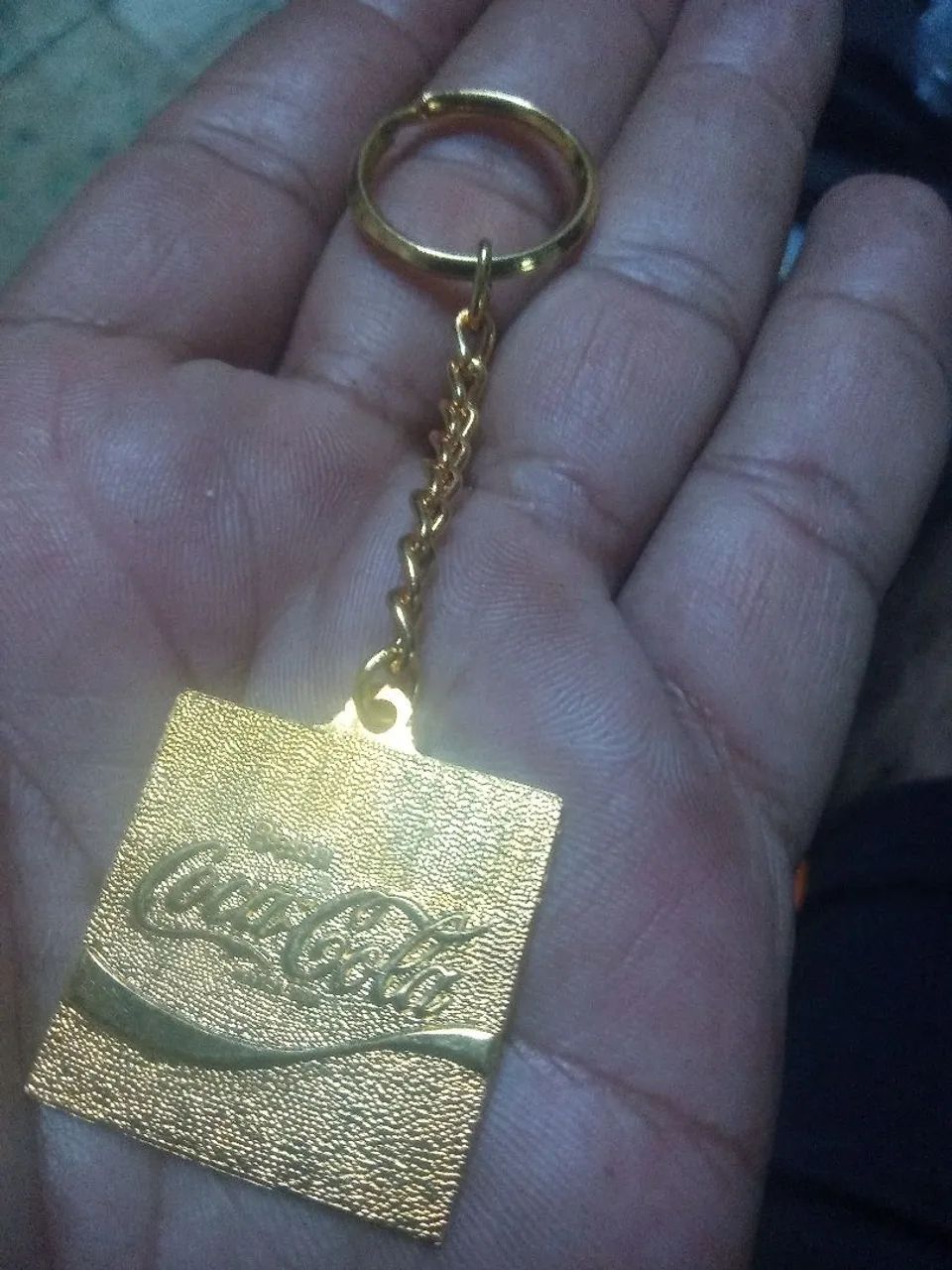 Chaveiro coca cola quadrado dourado  - Foto 2