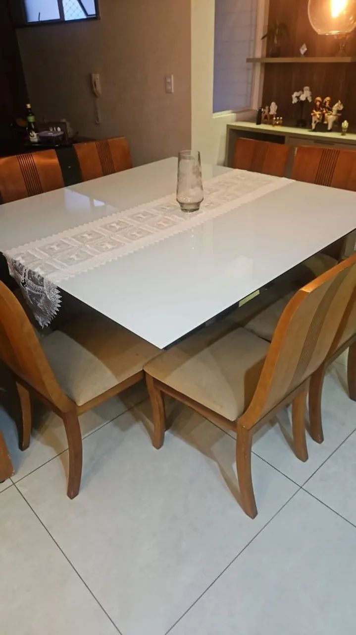 Mesa de vidro com 8 cadeiras