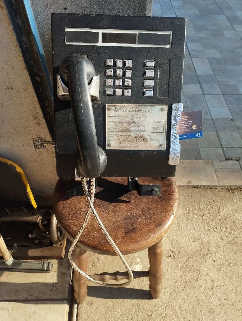 Telefone antigo orelhão, completo.