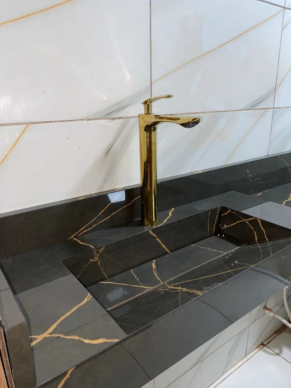 Pia esculpida em porcelanato 