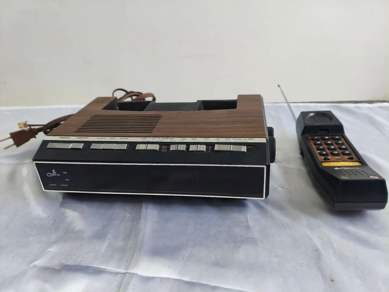 Rádio relógio e telefone antigo. - Foto 3