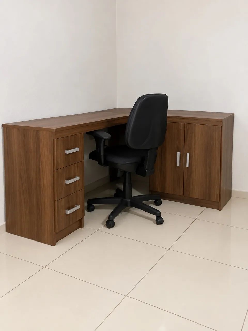 Vendo mesa de computador com cadeira 