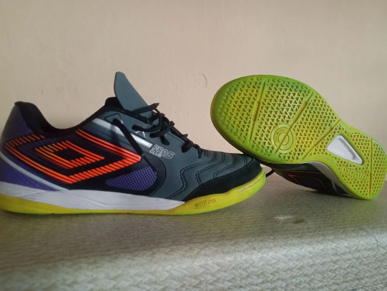 UMBRO PRO 5 CLUB semi-nova 2 meses de uso, tamanho 41 - Foto 2