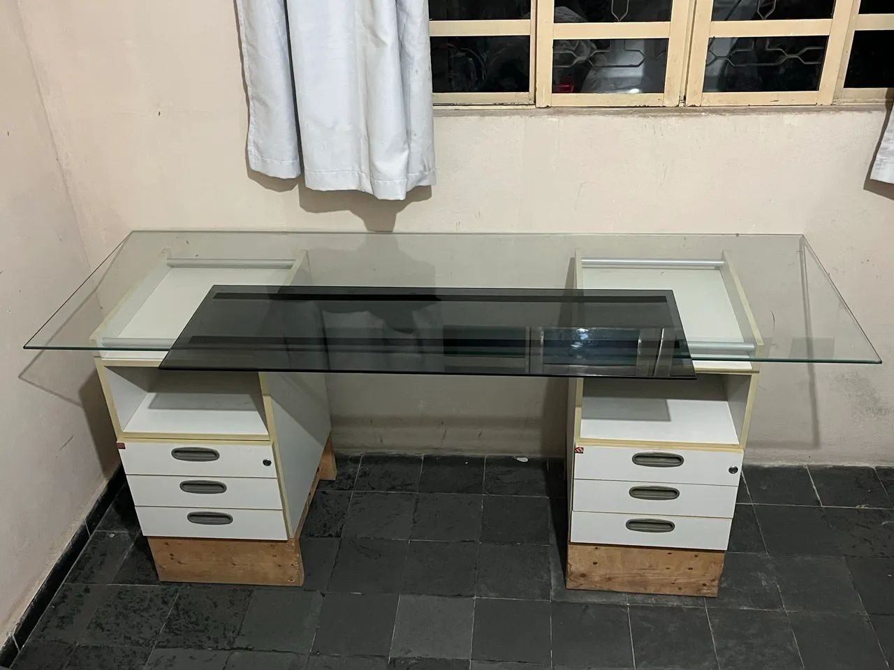 Mesa de escritório com tampo de vidro + 2 gaveteiros
