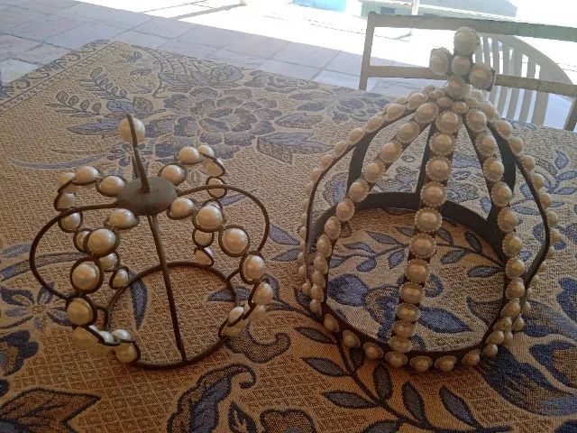 coroas de ferro dourado com perolas artificiais