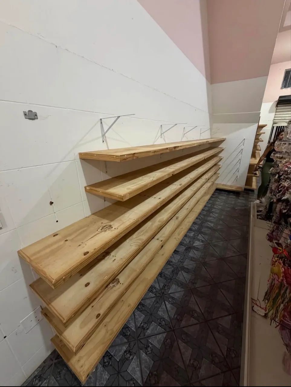 Prateleira de pinus 
