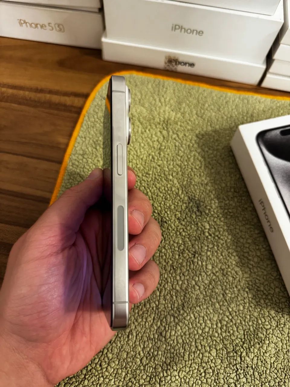 iPhone 15 Pro / 128 GB / Branco / Saúde de Bateria 89% / Impecável  - Foto 2