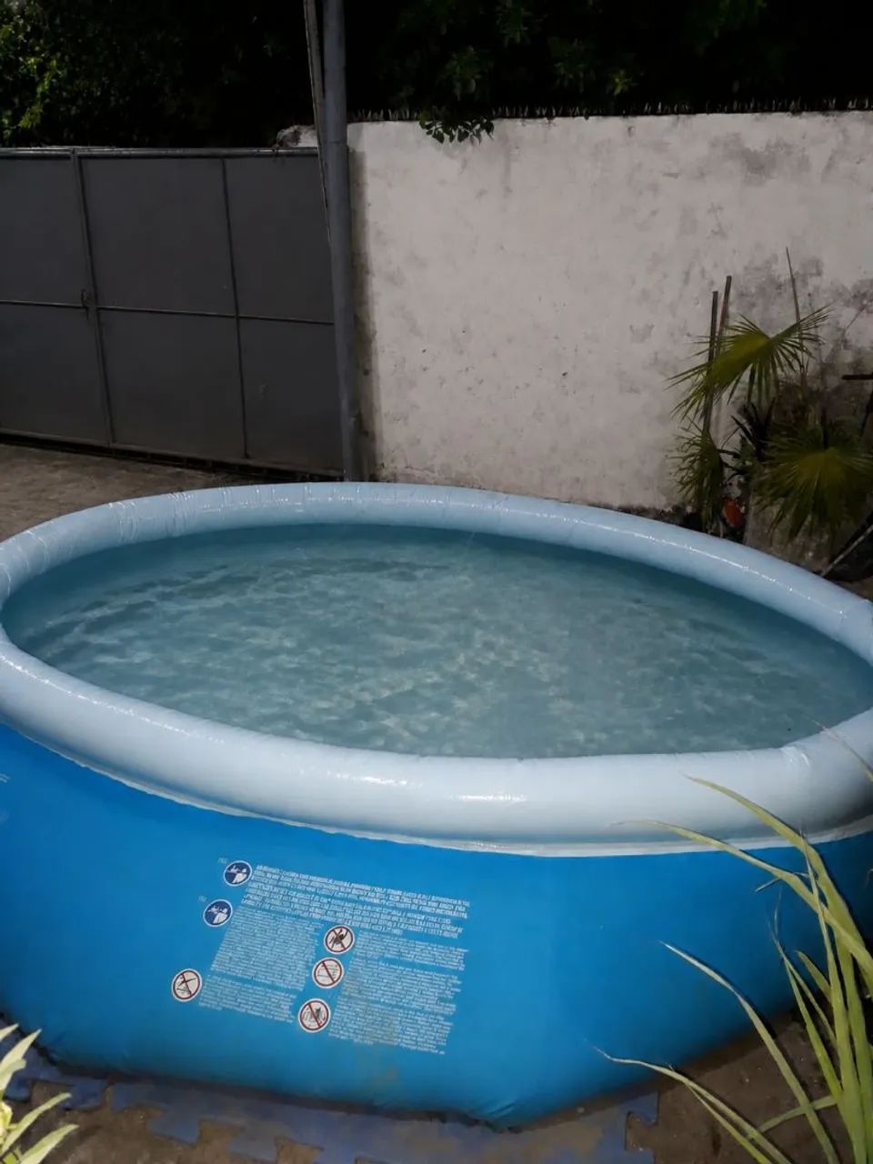 Piscina inflável  3.638 Litros 