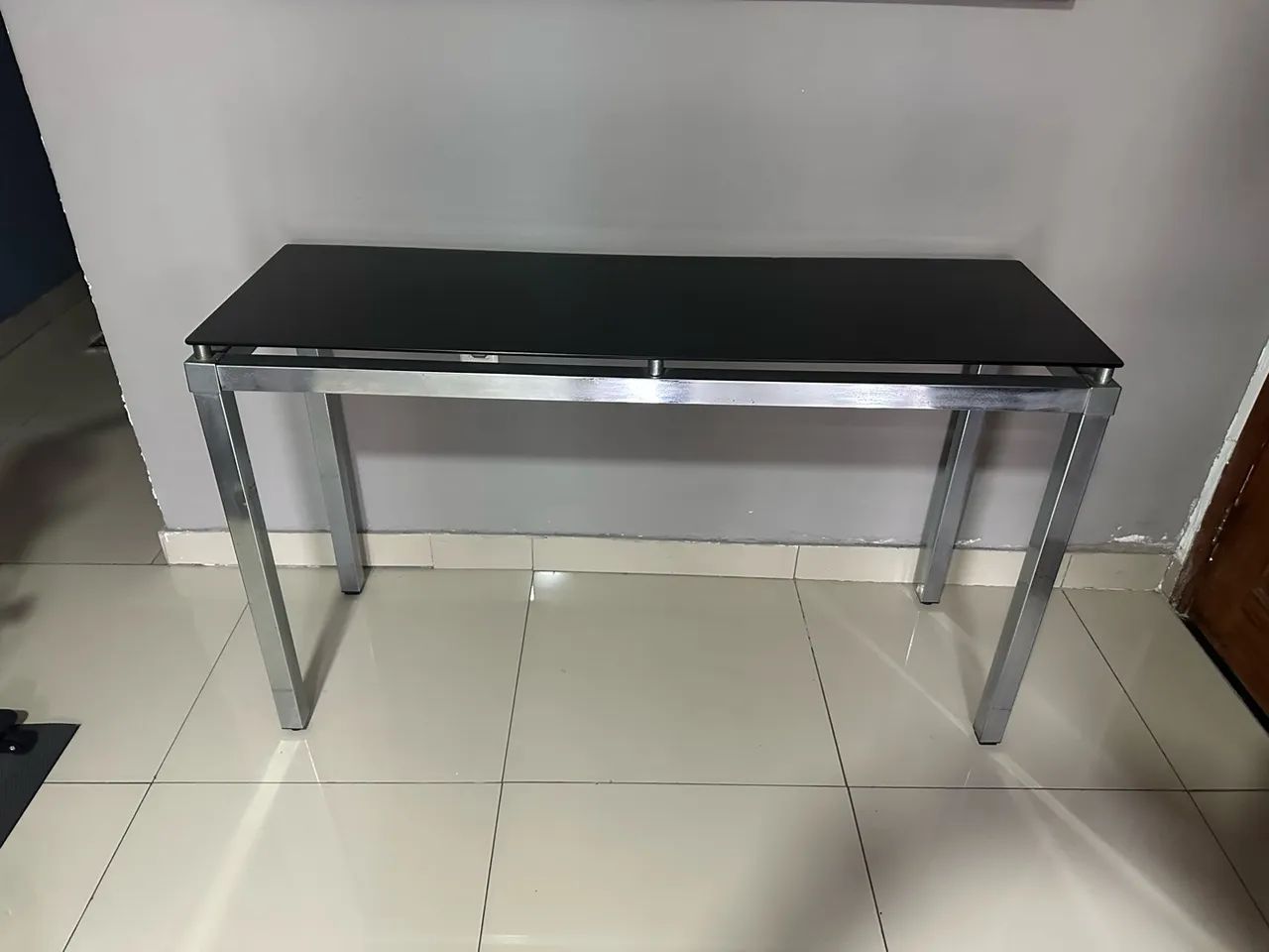 Vendo conjunto mesa com 2 cadeiras e aparador - Foto 2