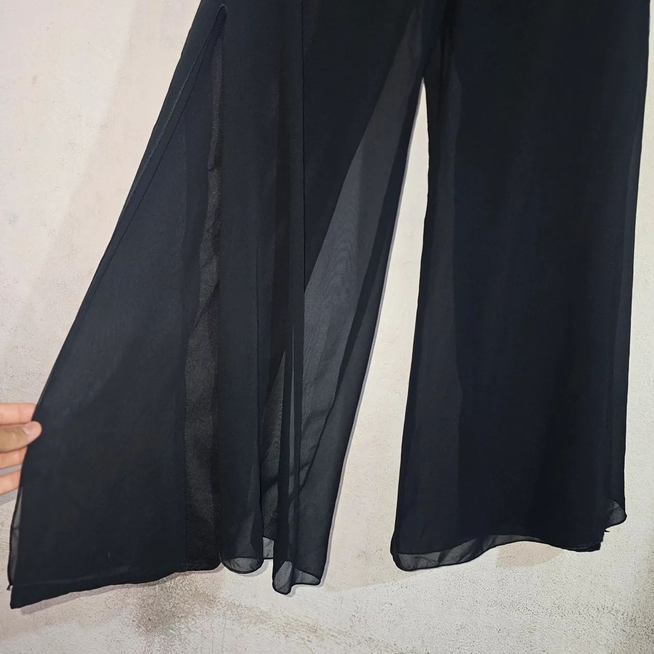calça pantalona preta com sobreposição m M arkitect usado - Foto 2