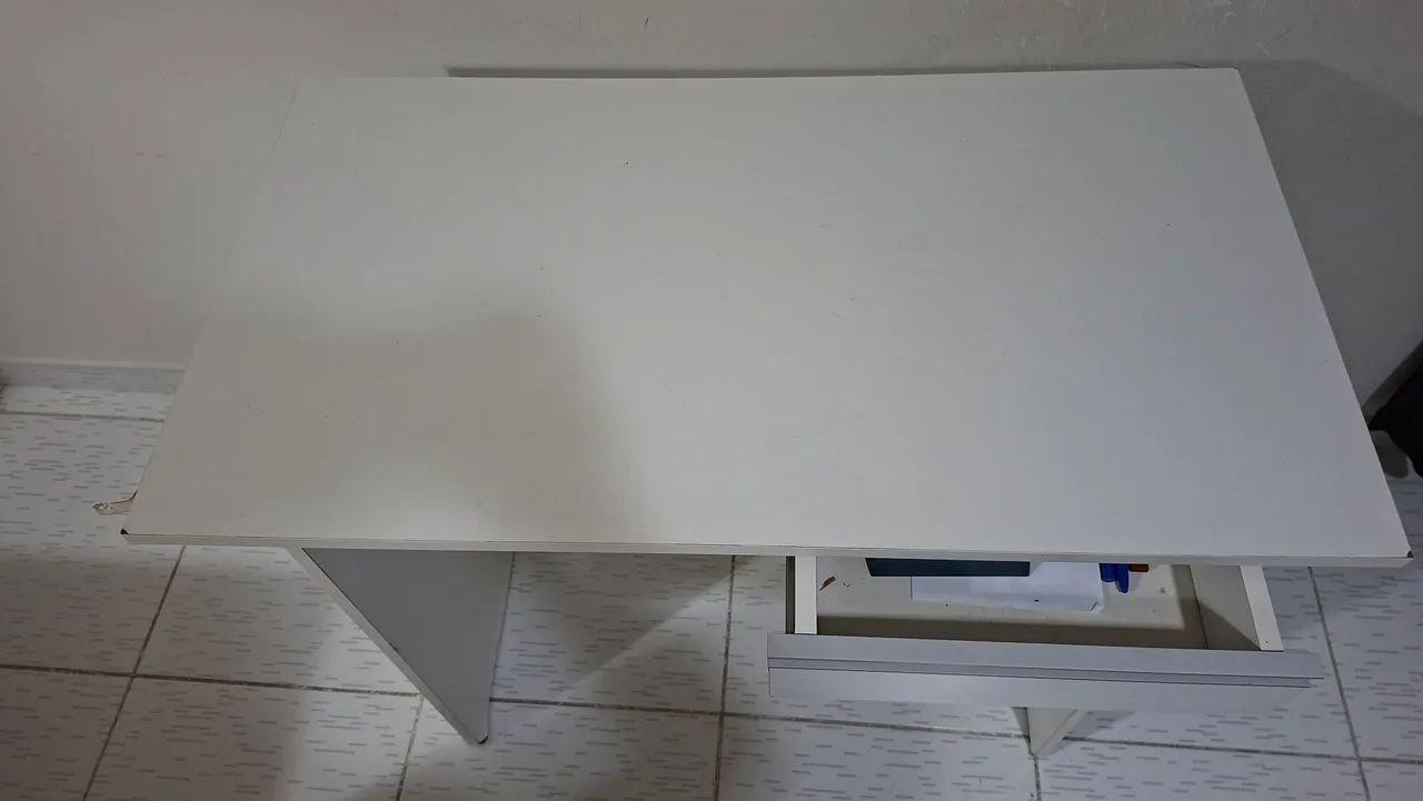 Vendo escrivaninha com gaveta - Foto 2