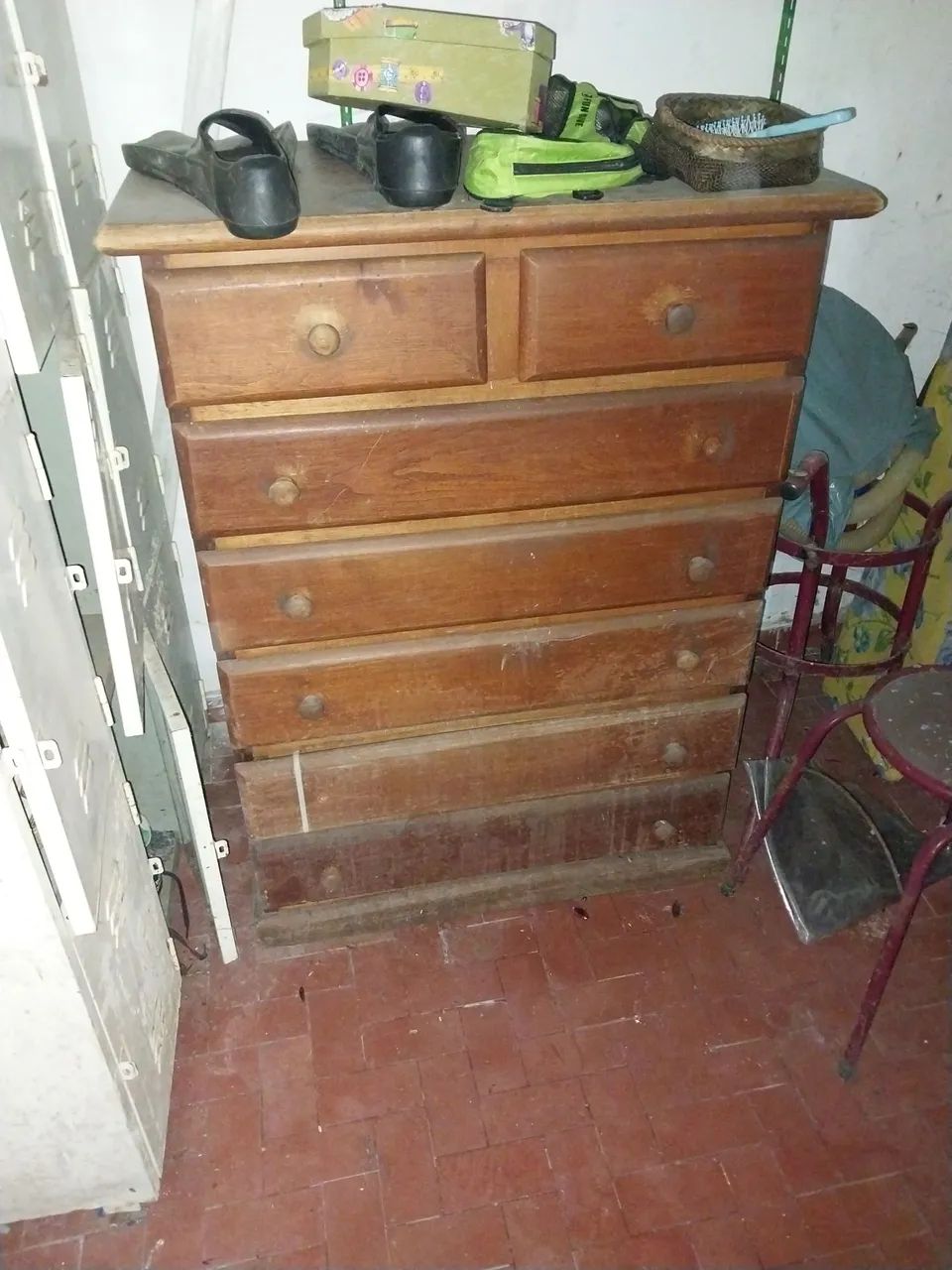 Cômoda de madeira maciça 