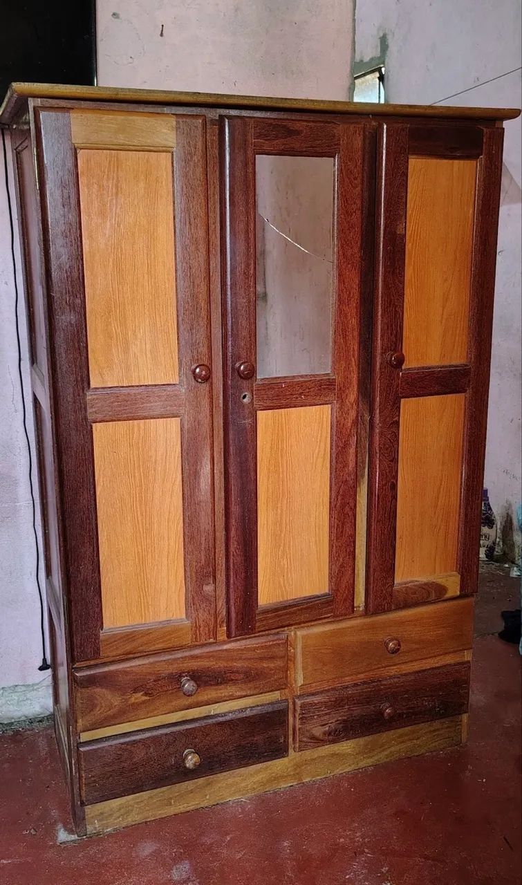 Guarda roupa de madeira 