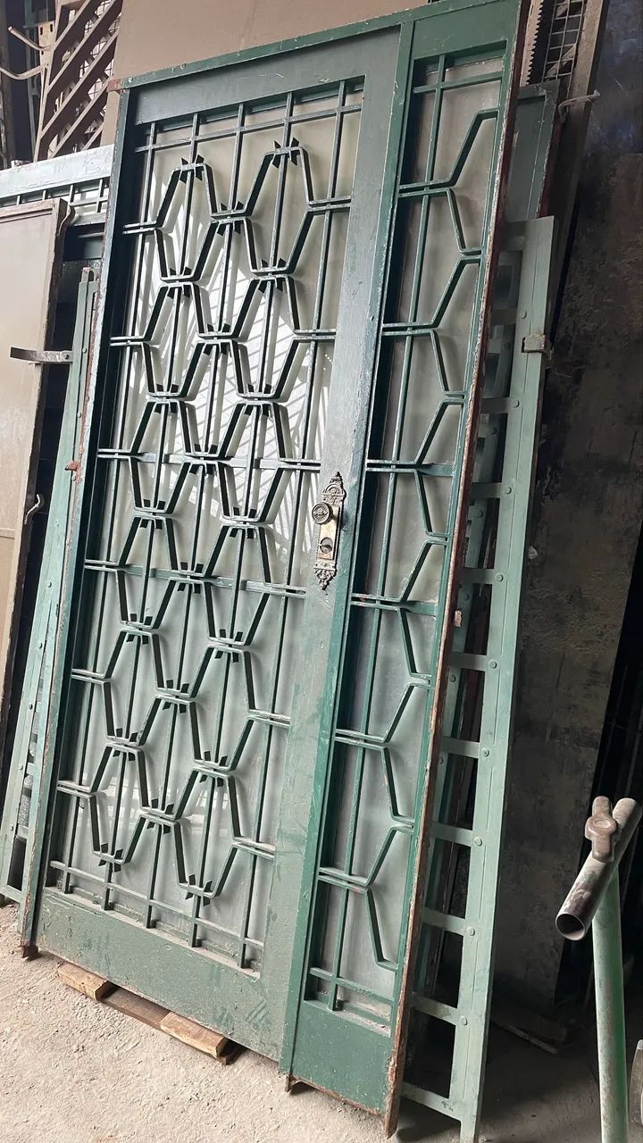 Porta Antiga de Ferro Maciço - Peça de Demolição 417562695534520322