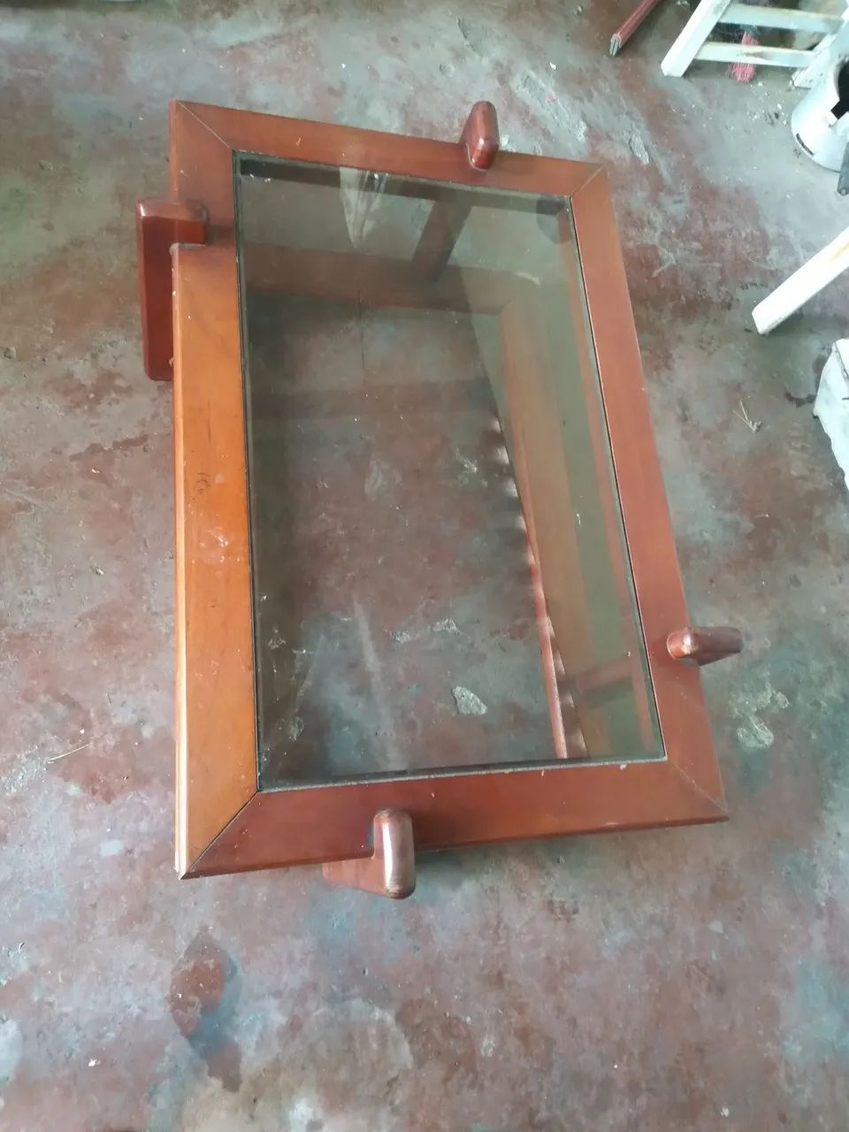 Mesa de centro antiga.......com tampo de vidro 