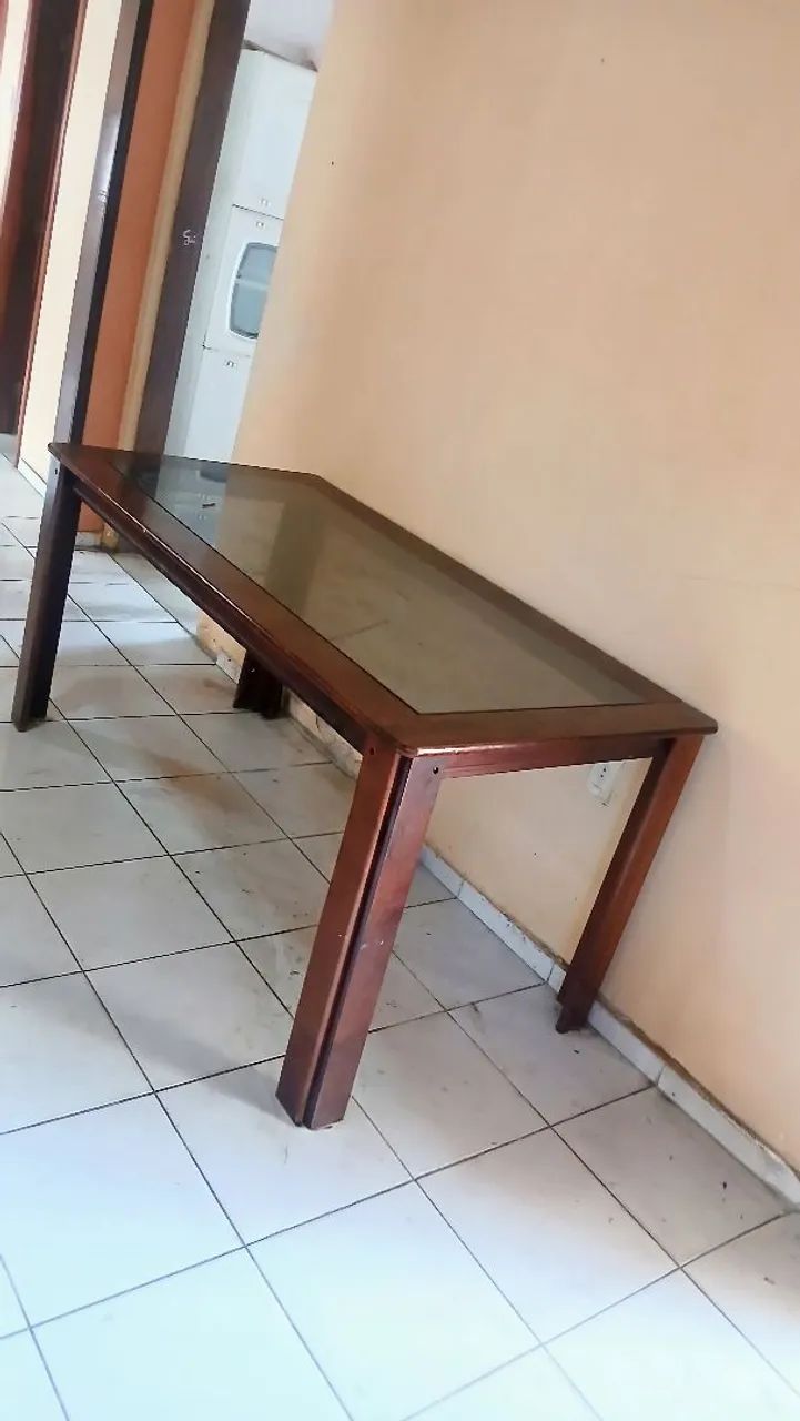 Vendo mesa de Jantar e Mesa de Centro ambas de madeira.