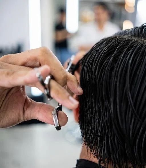 Barbeiro na Barbearia Gênesis 