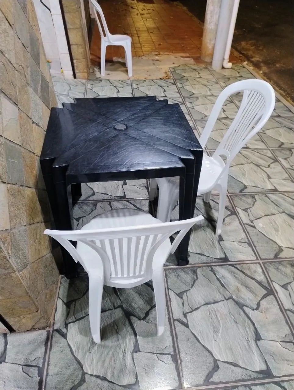 Conjunto de 1 mesa com 4 cadeiras de plástico  - Foto 4