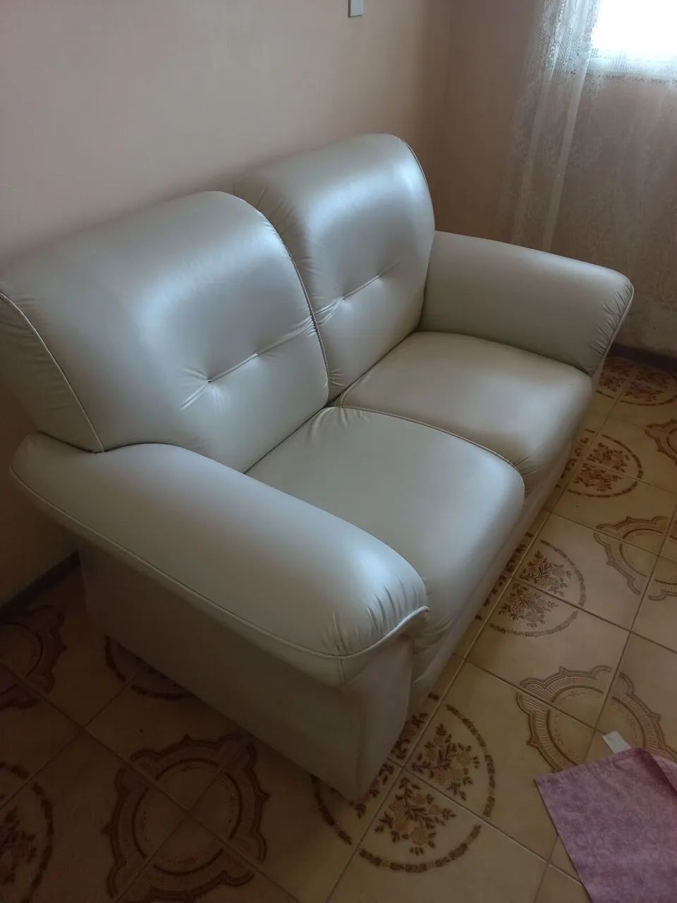 Sofá 2 lugares em material sintético 