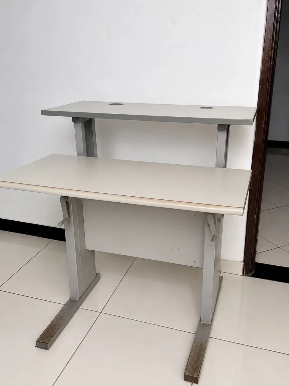 Mesa para Computador/Escritório com Prateleira - Usada - Foto 3