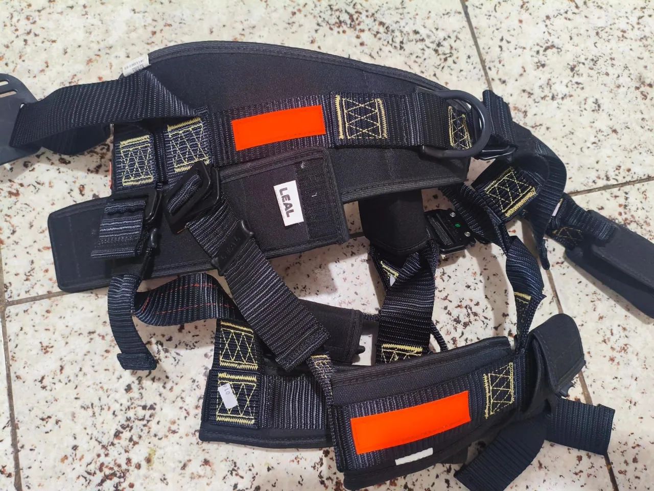 Cinto de segurança tipo paraquedista com cinturão abdominal e perneiras acolchoadas,  - Foto 4