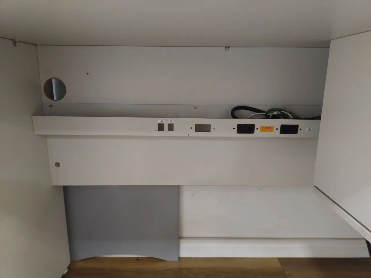 kit com 6 mesas e 6 cadeiras de escritório. - Foto 2