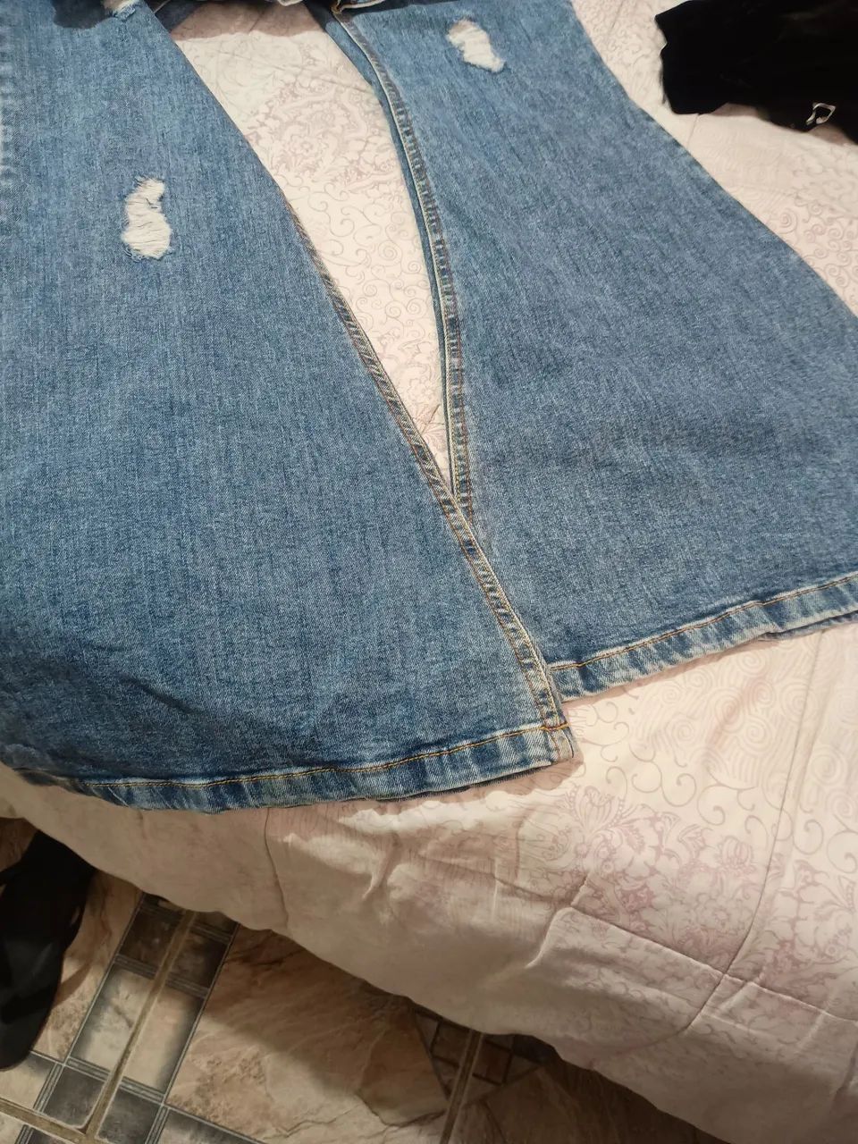 Vendo uma calça jeans,boca larga,modelo antigo,tamanho 40 - Foto 5