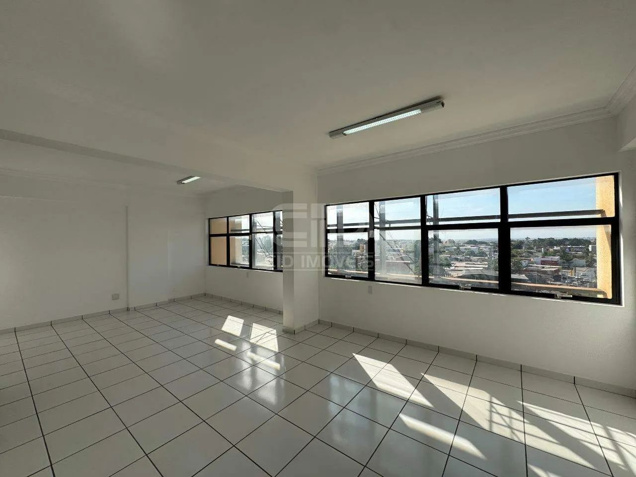 Sala Comercial com 106m² no Ed. Centro Empresarial de Várzea Grande