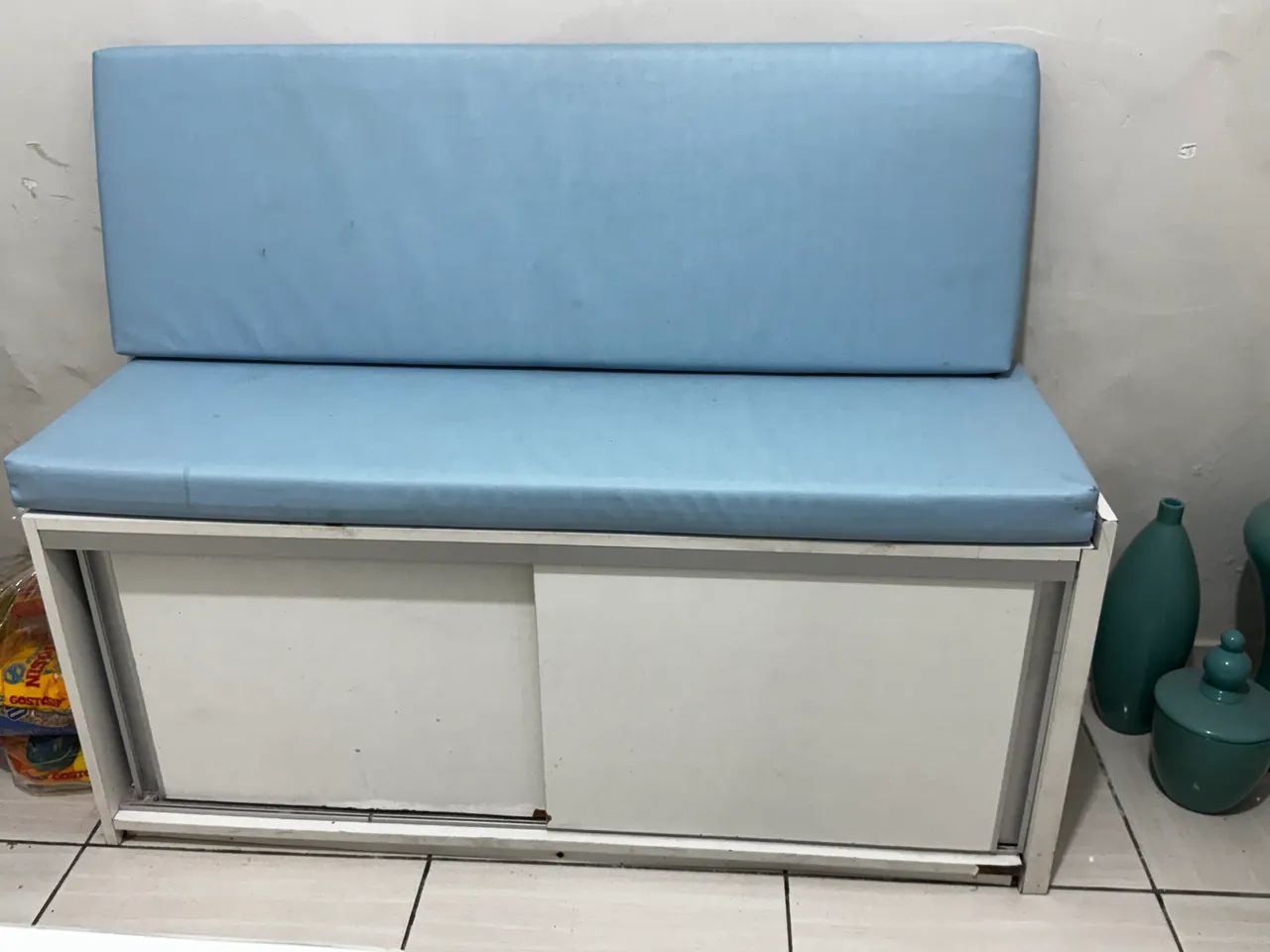 2 Bancadas de espera (acompanha assento e encosto)