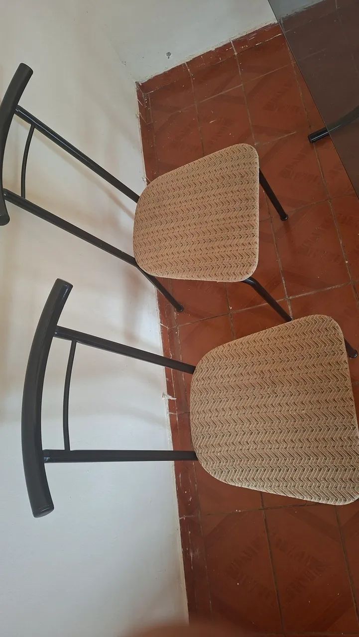 Mesa de vidro com 4 cadeiras - pouco uso - Foto 3
