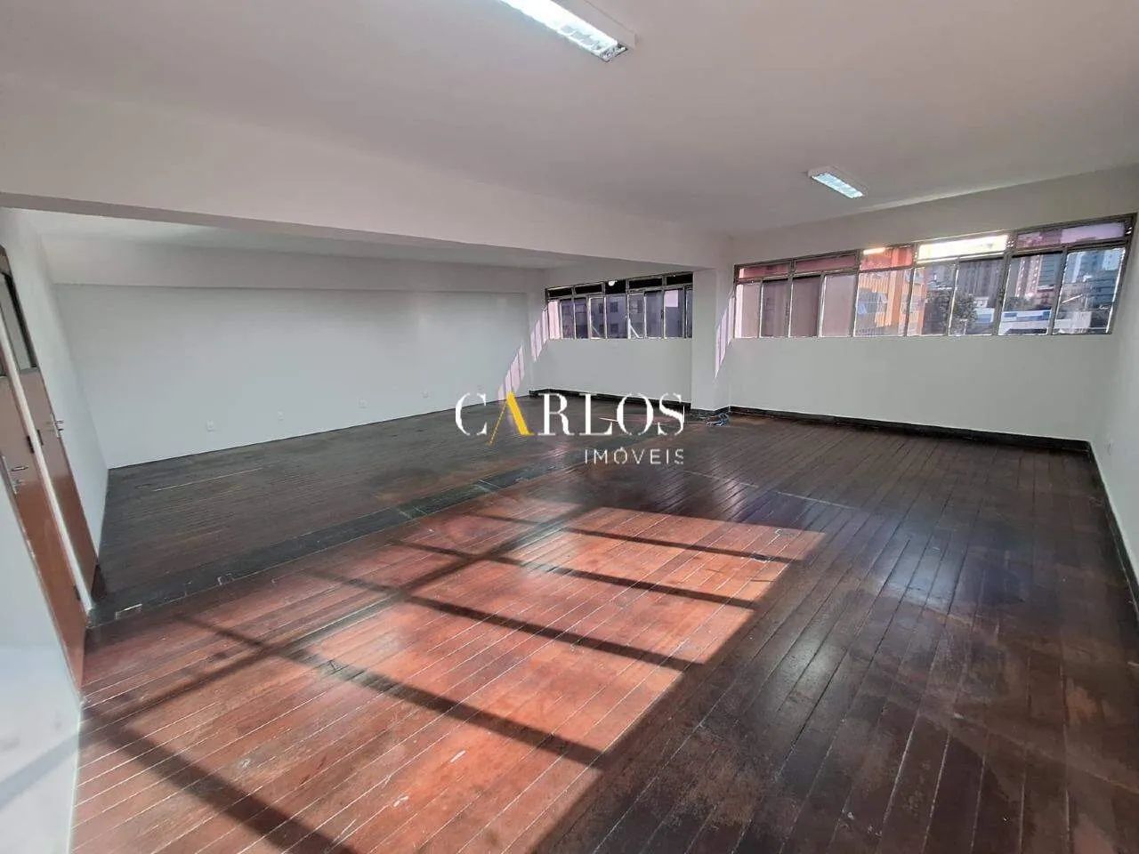 Andar Comercial de 220m² com 05 Salas, 02 Vagas e Elevador - Foto 3
