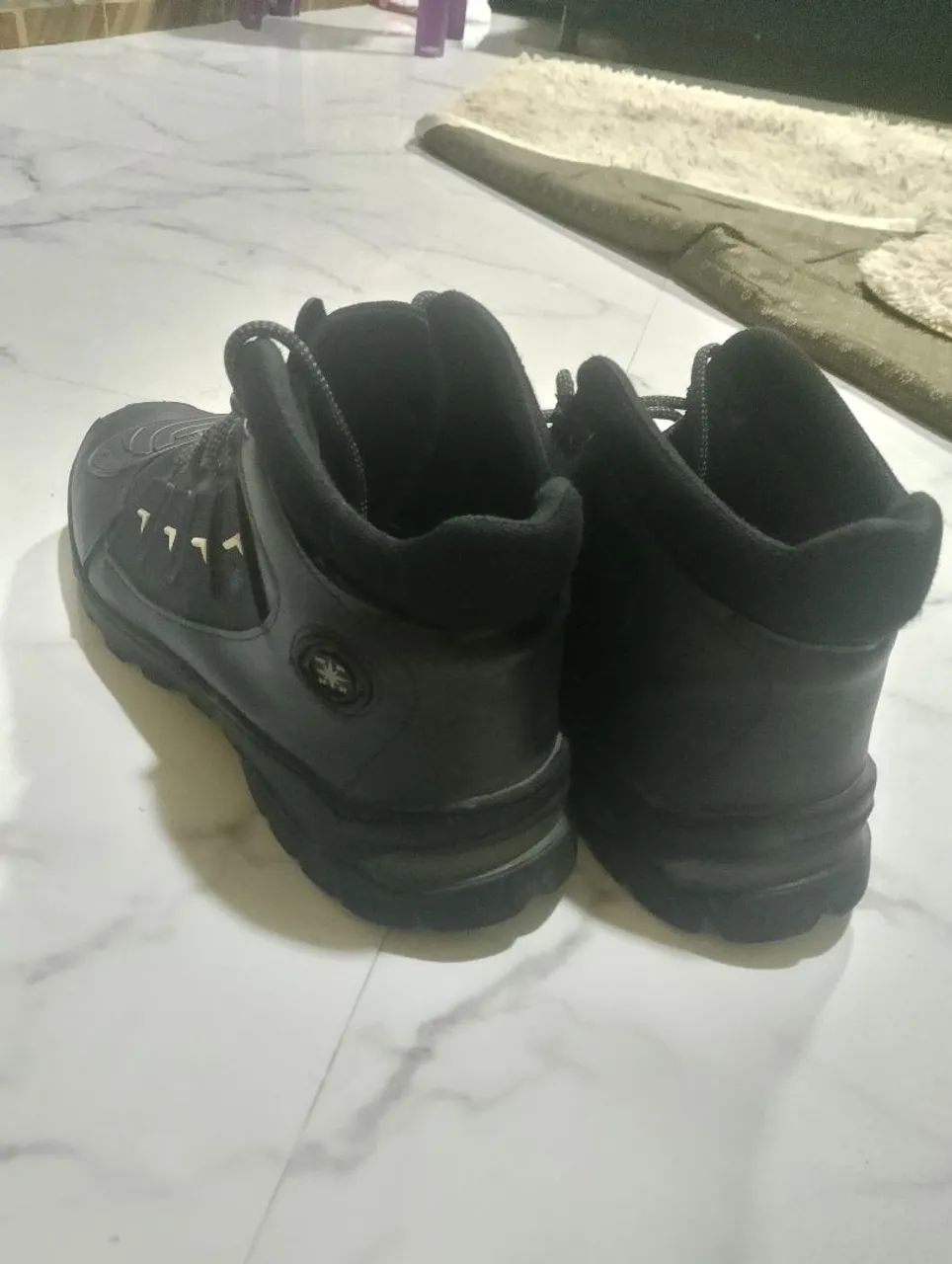Bota adventure cano médio couro resistente  - Foto 4