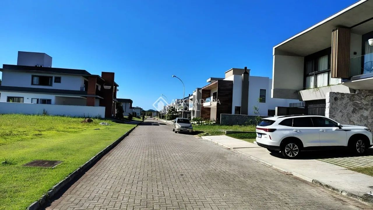 Terreno com 588m2, cercado de beleza e segurança. - Foto 5