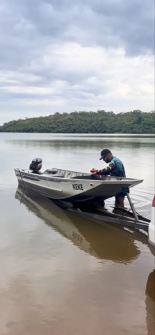 Barco com motor Mercury e carretinha 