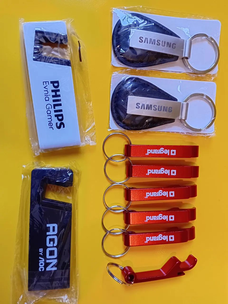 Kit 8 Chaveiros e 2 suporte para celular de mesa