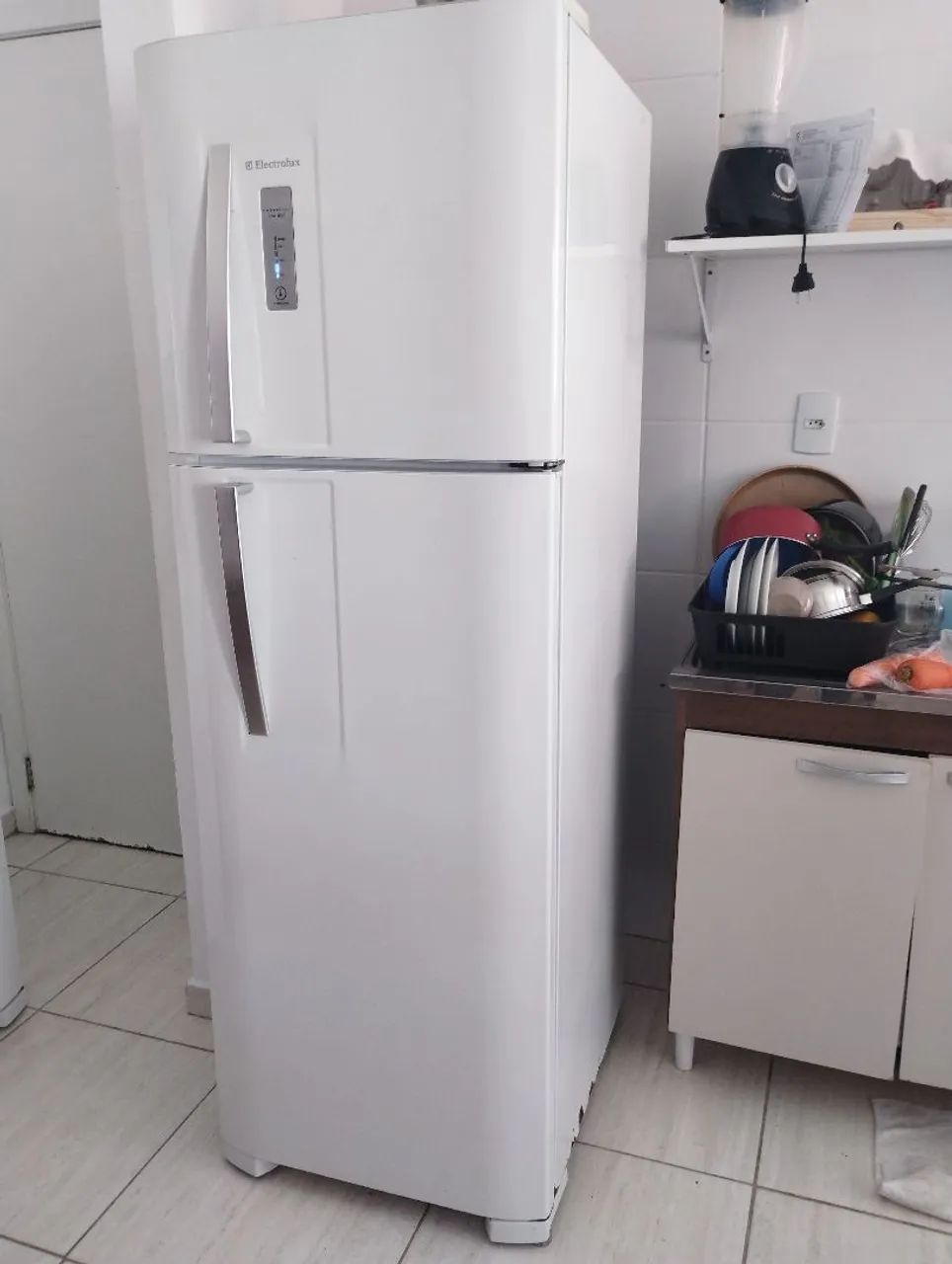 Geladeira FrostFree Eletrolux 370l 
