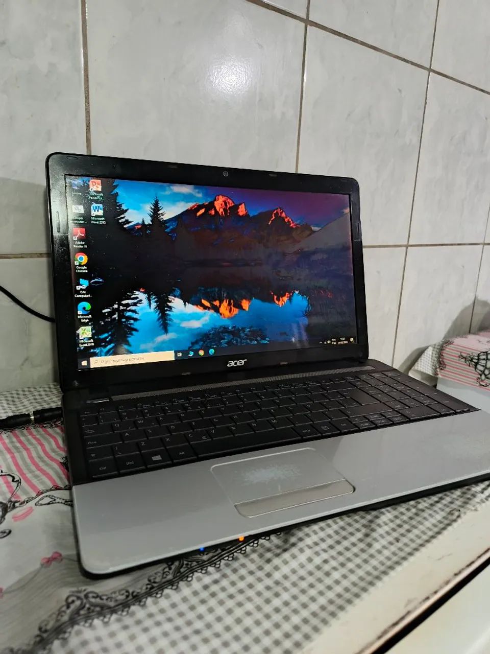 Notebook Acer com 4gb memória, teclado novo, carregador.