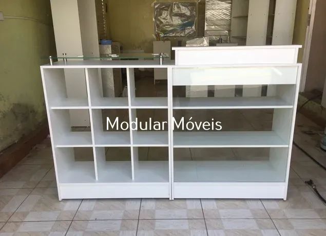 Balcão Caixa Vitrine + Balcão Colmeia Vitrine com Tampo de Vidro